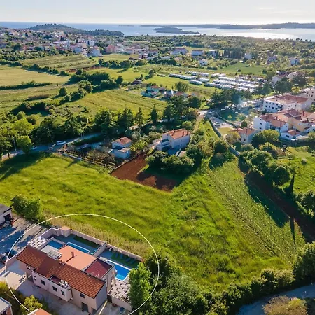 Hotel Modern Eingerichtetet Landvilla Mit Beheizbarem Pool, Klimaanlage Und Wifi Fuer 10 Personen *